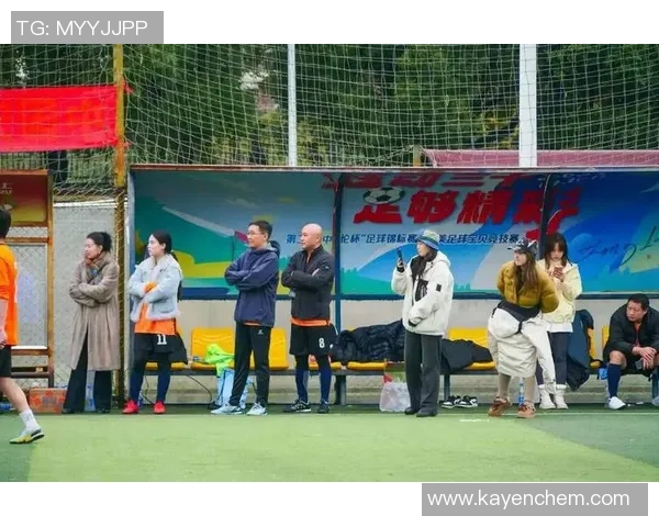 雪花纷飞的足球场上激情对决，寒冬中的热血与梦想交织